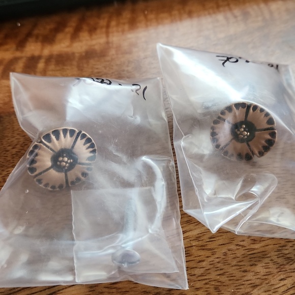 Knobs- PairJakarta Small Flower Knobs - Antique Gold (2) - Picture 3 of 7